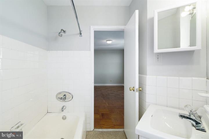 ART MUSEUM AREA - Residential Lease