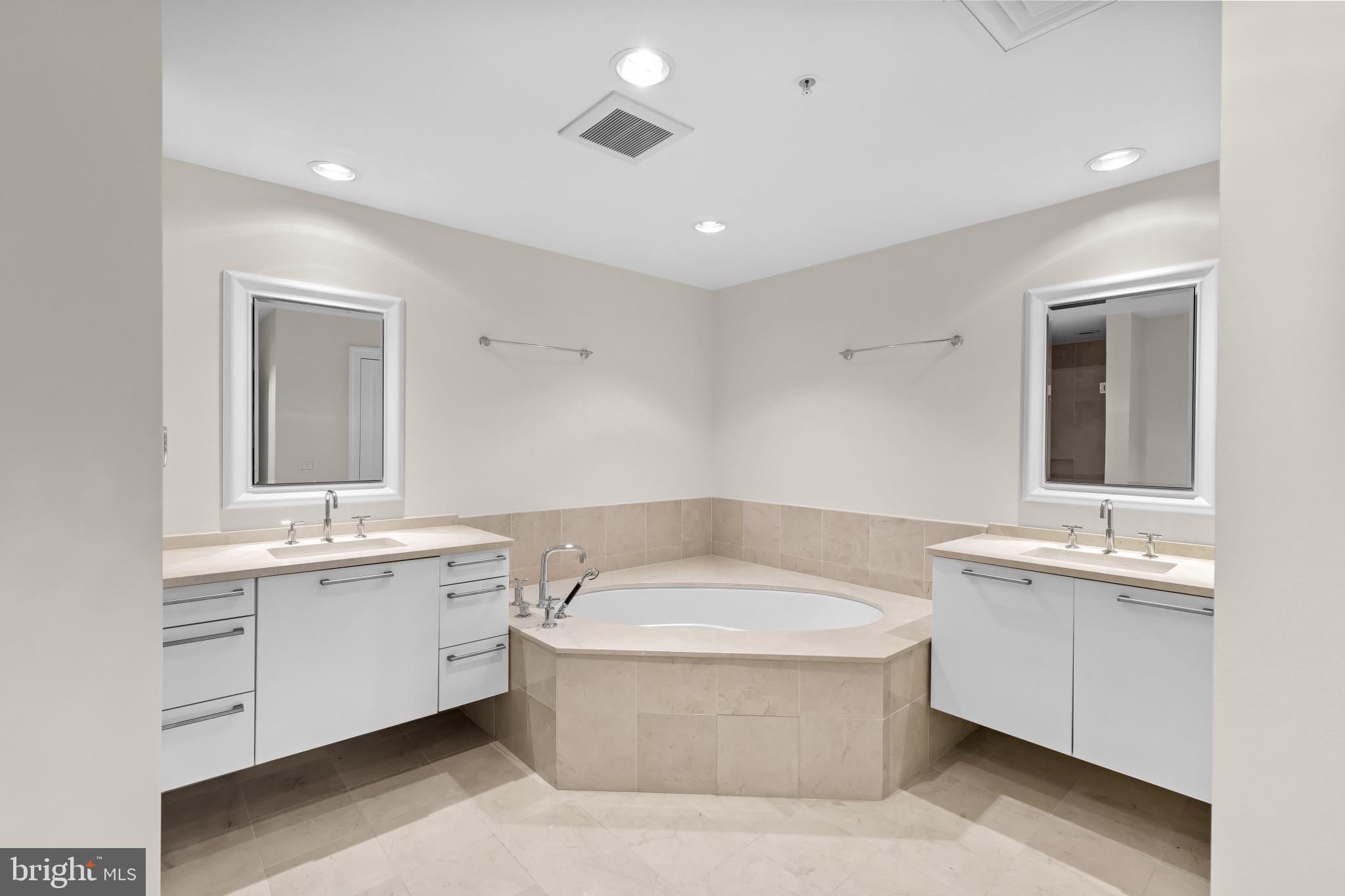 THE RITZ-CARLTON RESIDENCES - Residential Lease