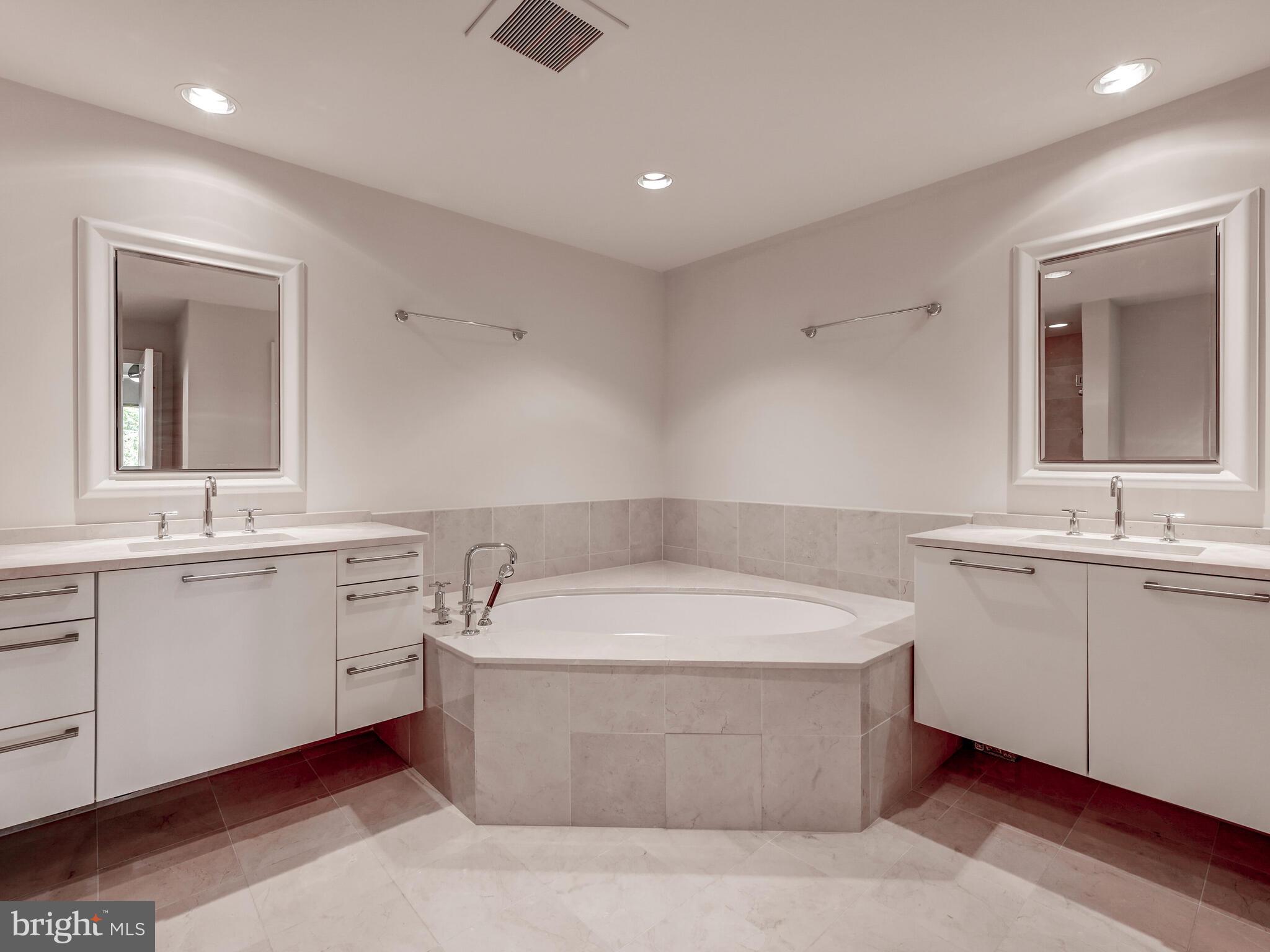 THE RITZ-CARLTON RESIDENCES - Residential Lease