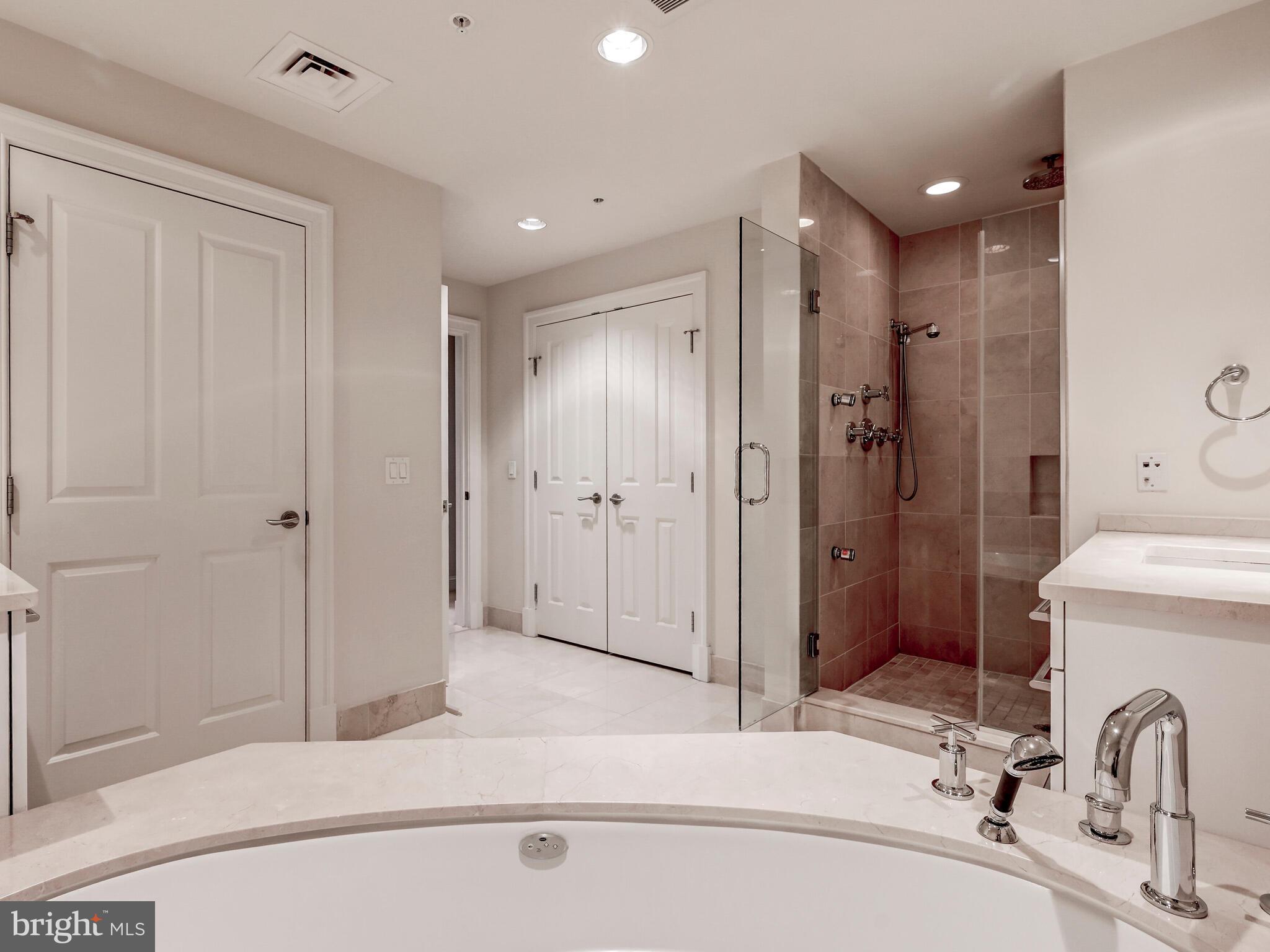THE RITZ-CARLTON RESIDENCES - Residential Lease