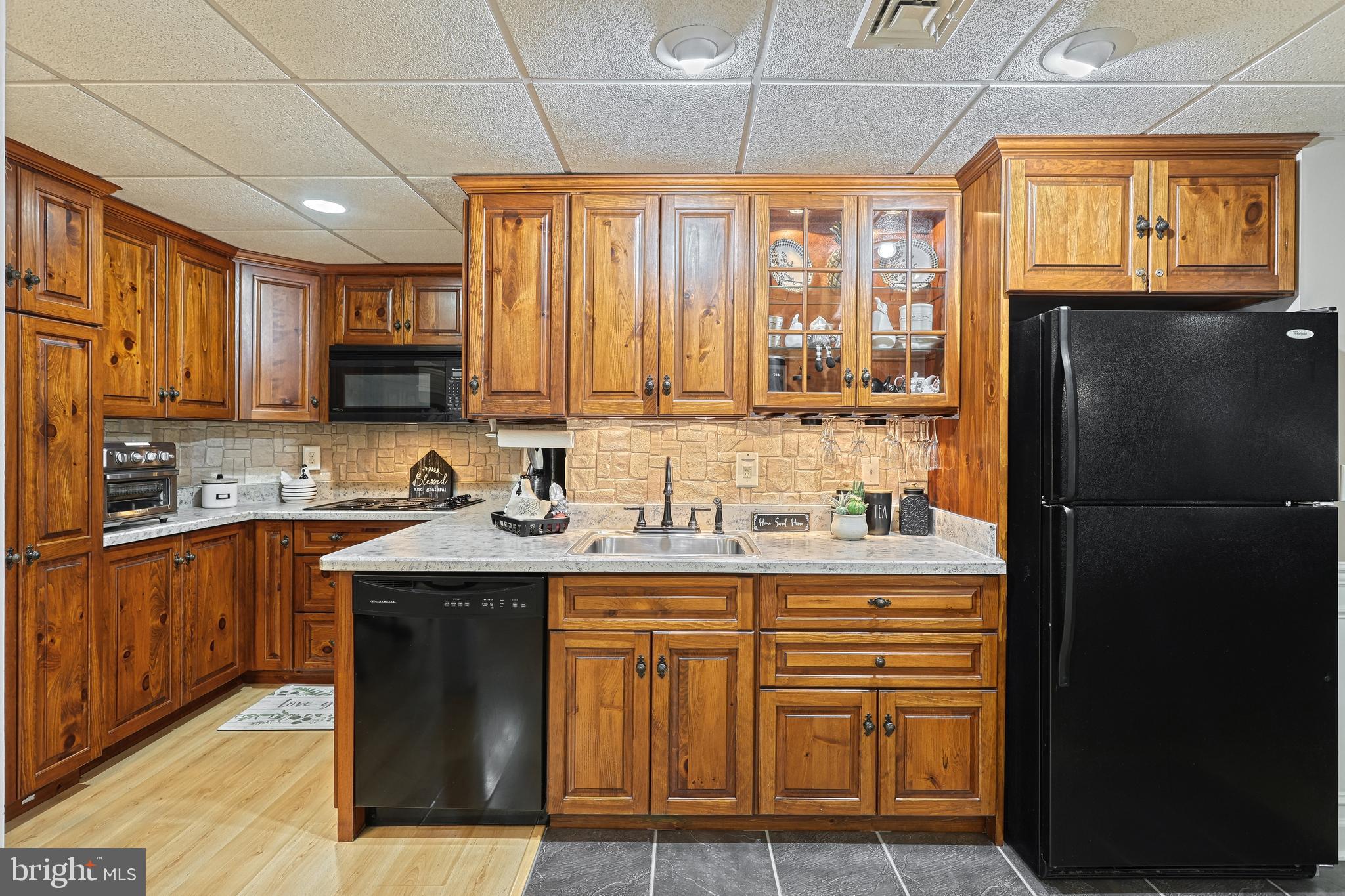 COUNTRY MANOR ESTATES - Residential