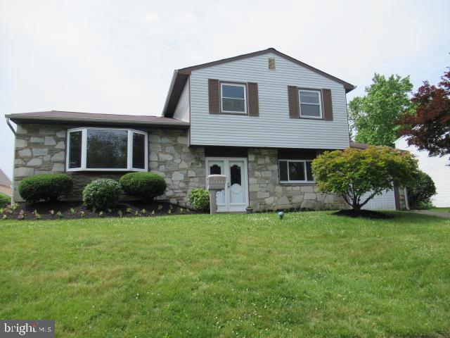 3 bedroom 2.5 bath raised ranch style home in Fairless Hills Drexelwood section, features include gas heat, central a/c, stone front,eat in kitchen, large family room, office/den,covered rear patio,fenced rear yard,i car attached garage, available for immediate occupancy, easy to show, call for appointment