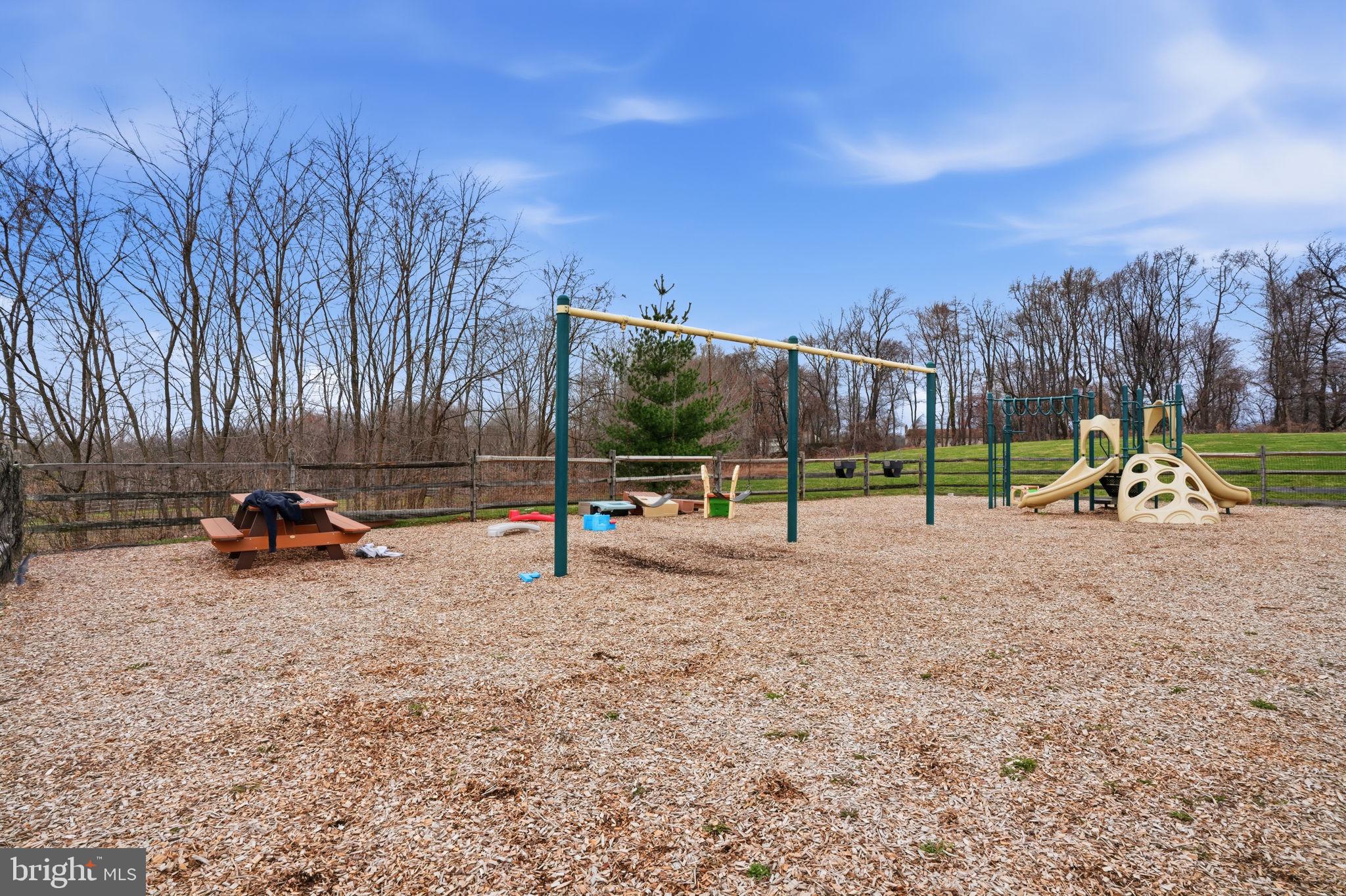 EMERALD WALK - Residential