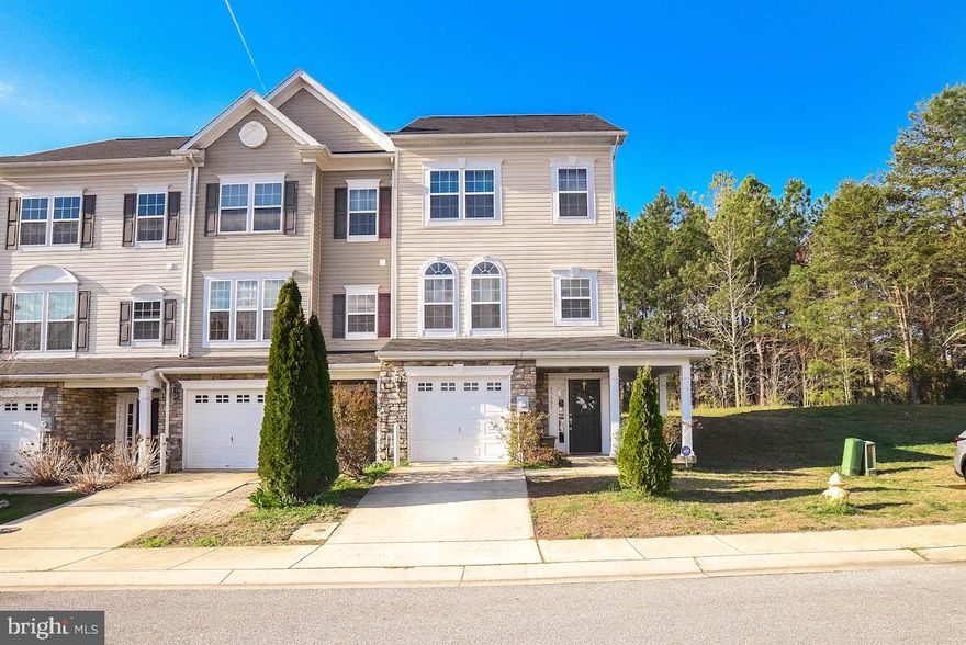 SPACIOUS END UNIT TOWNHOME WITH WRAP PORCH. OPEN FLOOR PLAN WITH FIREPLACE, LARGE LIVING ROOM, HUGE EAT-IN KITCHEN, GAS STOVE AND VAULTED CEILINGS.  OWNER'S SUITE WITH FULL BATH, 2 OTHER BEDROOM AND FULL BATH ON 2ND LEVEL.  HALF BATH ON LEVEL #1 AND #2.