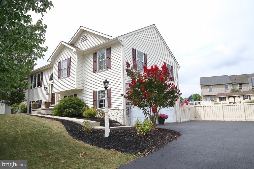 Photo of 604 MALLARD DR, MANHEIM, PA 17545 (MLS # PALA2040016)