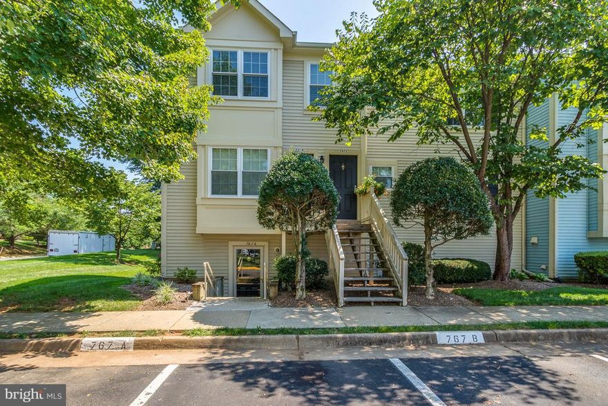 Beautiful Condo in the heart of Warrenton! New Carpet, Flooring and Paint!  Open floor plan with Spacious Master Suite! Enjoy the weather protected private rear patio. New Washer 2017, HVAC 2016! Fireplace can either be Wood Burning or Gas.  Close to shopping, restaurants and services!