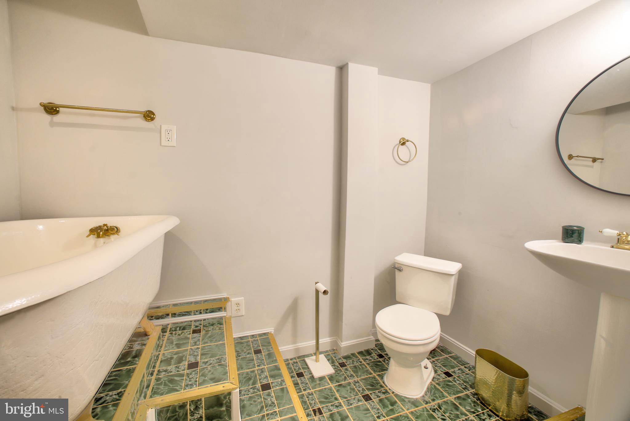 COLONY SQUARE - Residential