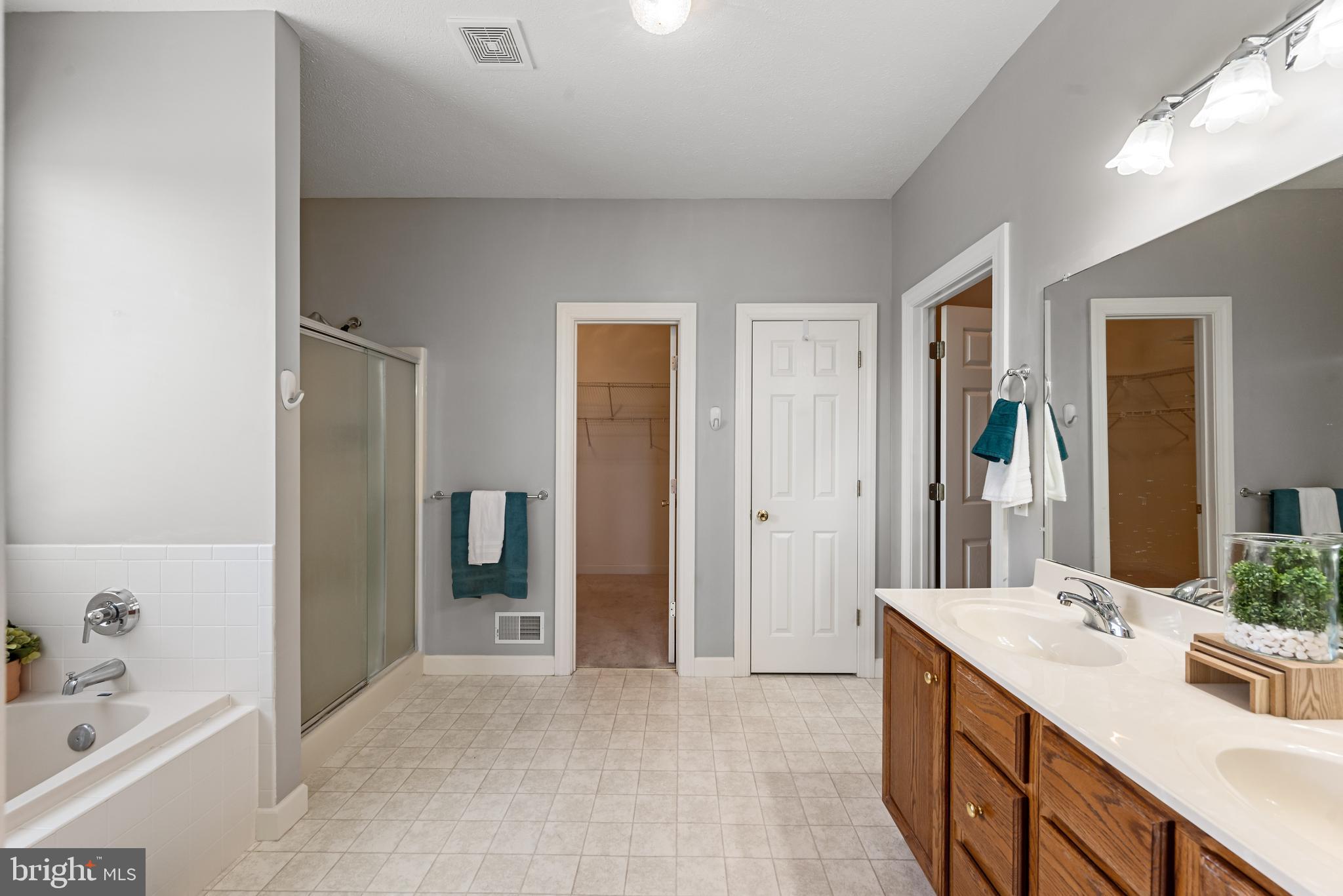 WAKELAND MANOR - Residential