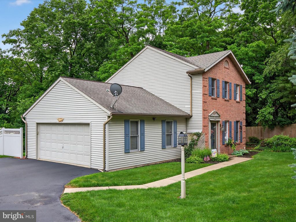Photo of 203 Pleasant Hill Drive, LITITZ, PA 17543 (MLS # PALA2070890)