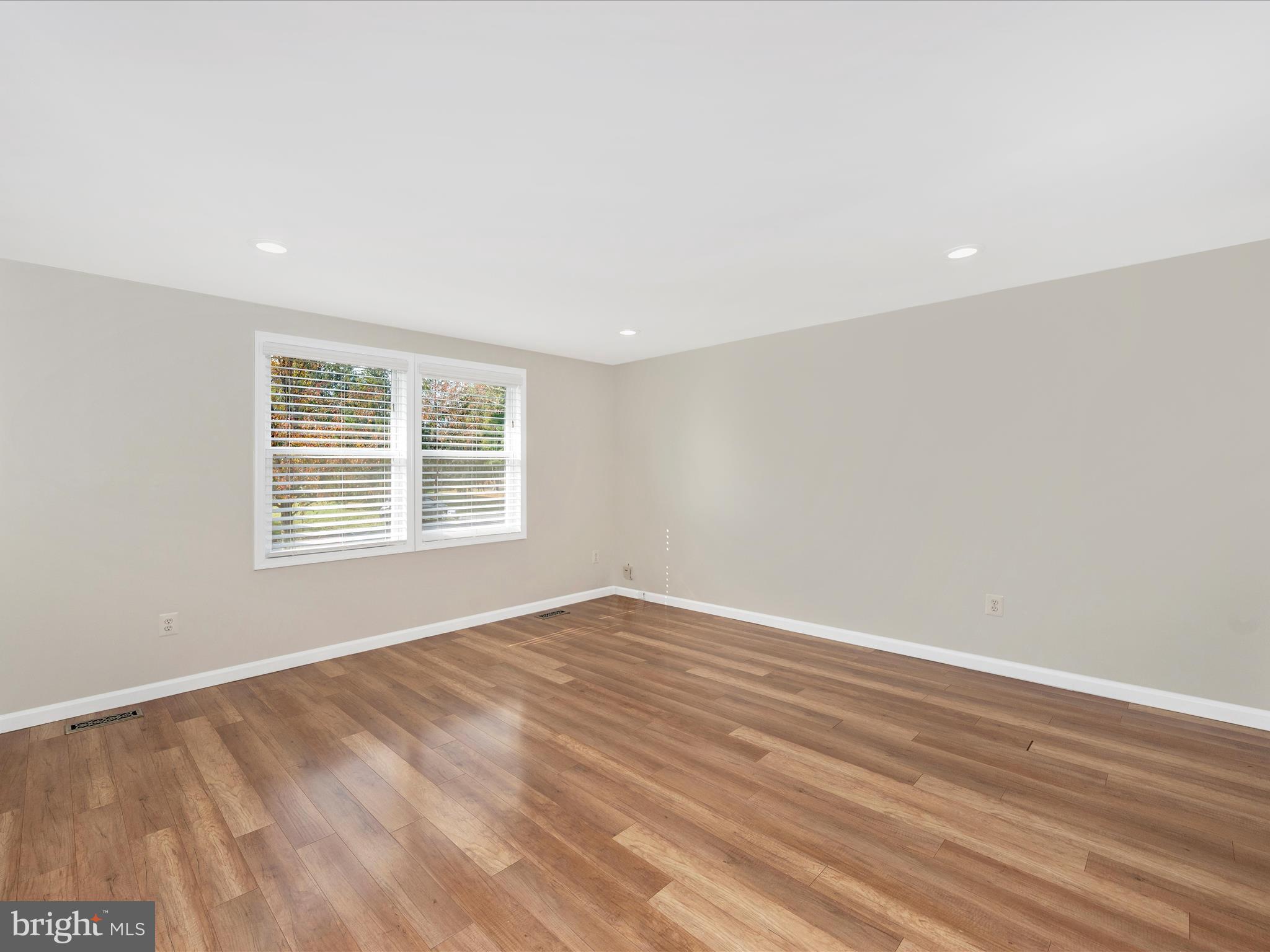 POOLESVILLE - Residential