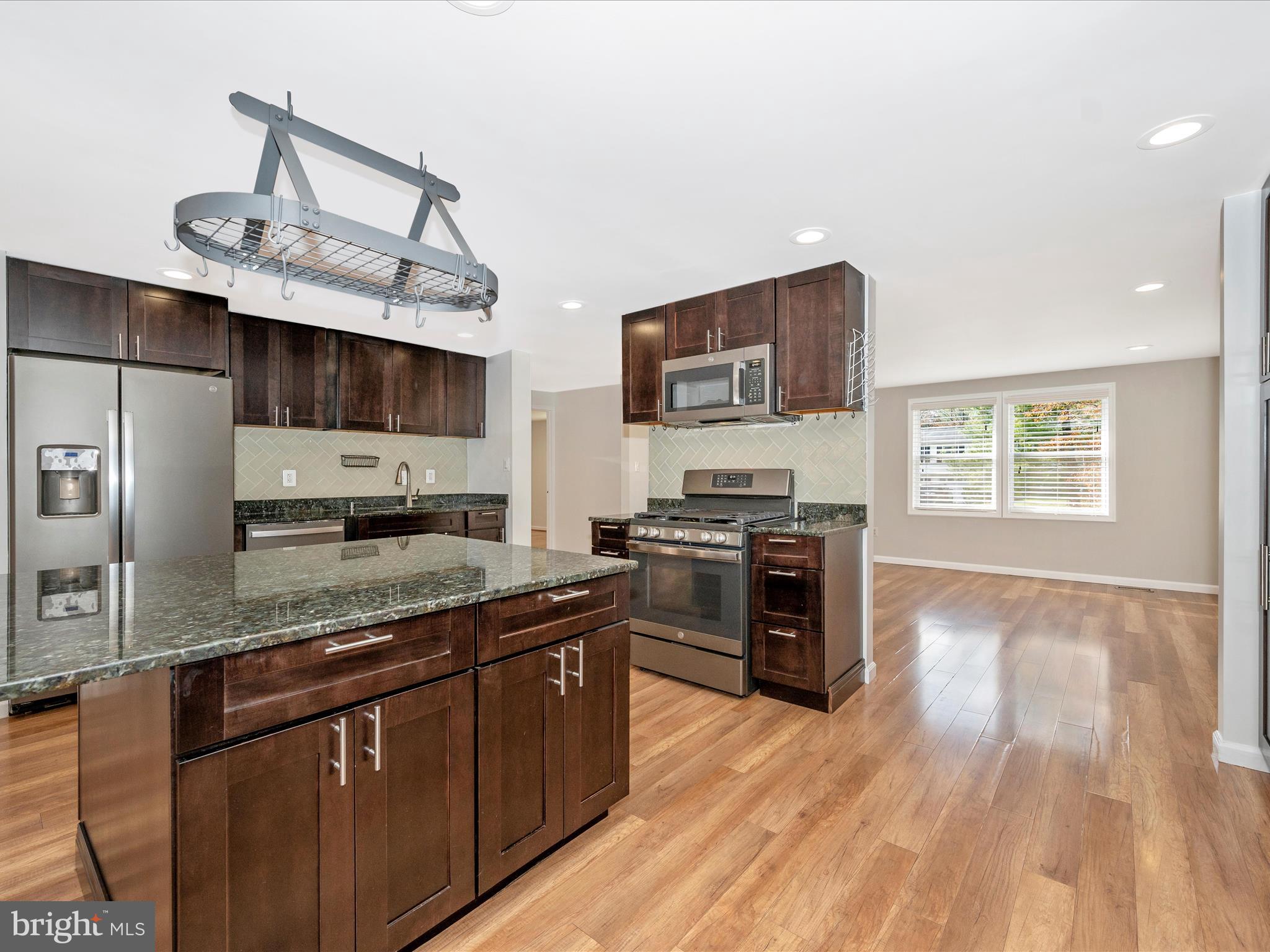 POOLESVILLE - Residential