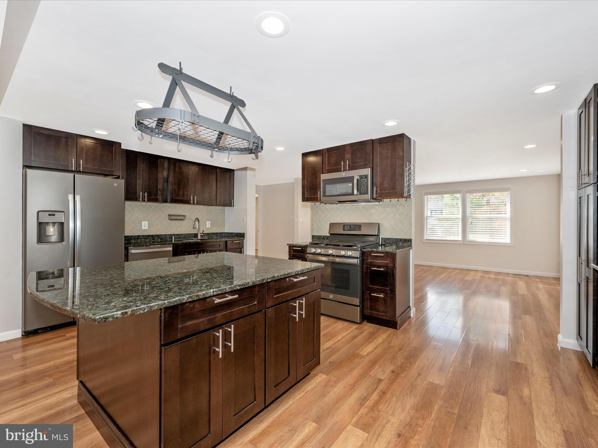 POOLESVILLE - Residential