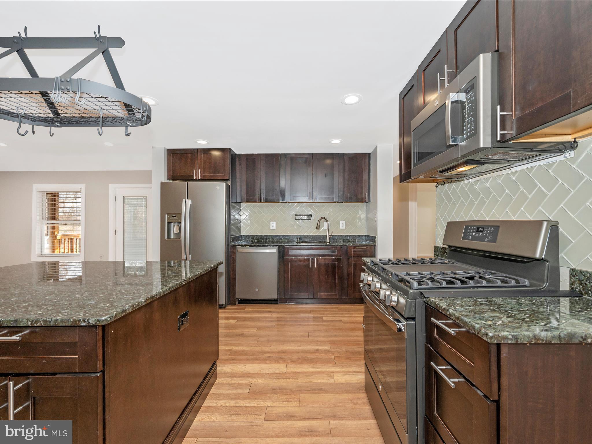 POOLESVILLE - Residential