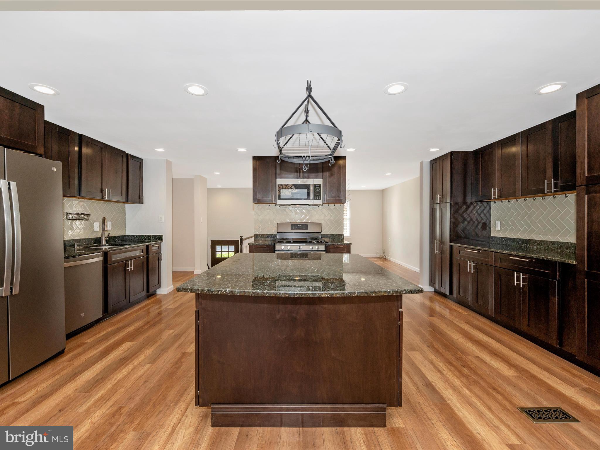 POOLESVILLE - Residential