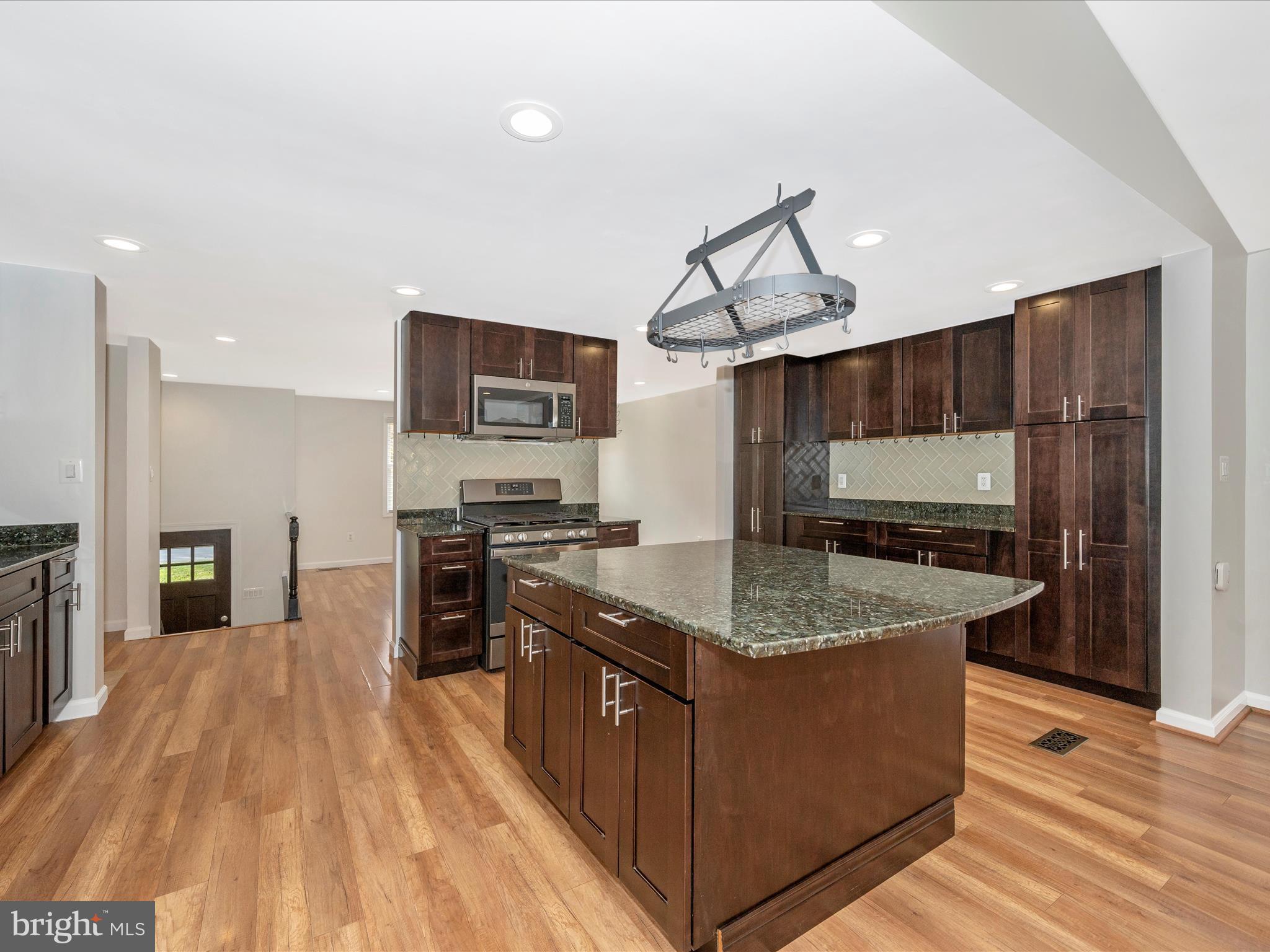 POOLESVILLE - Residential