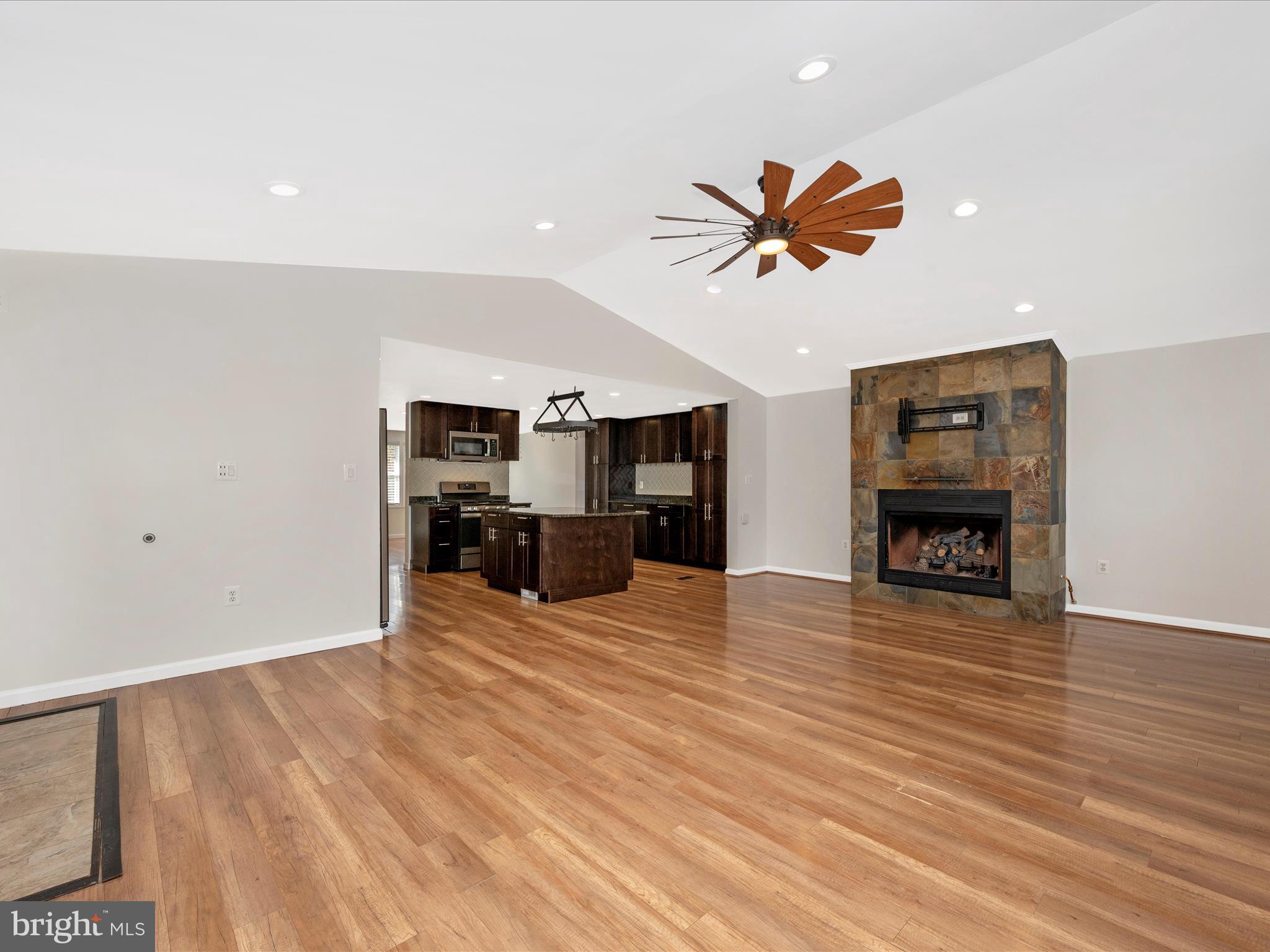 POOLESVILLE - Residential