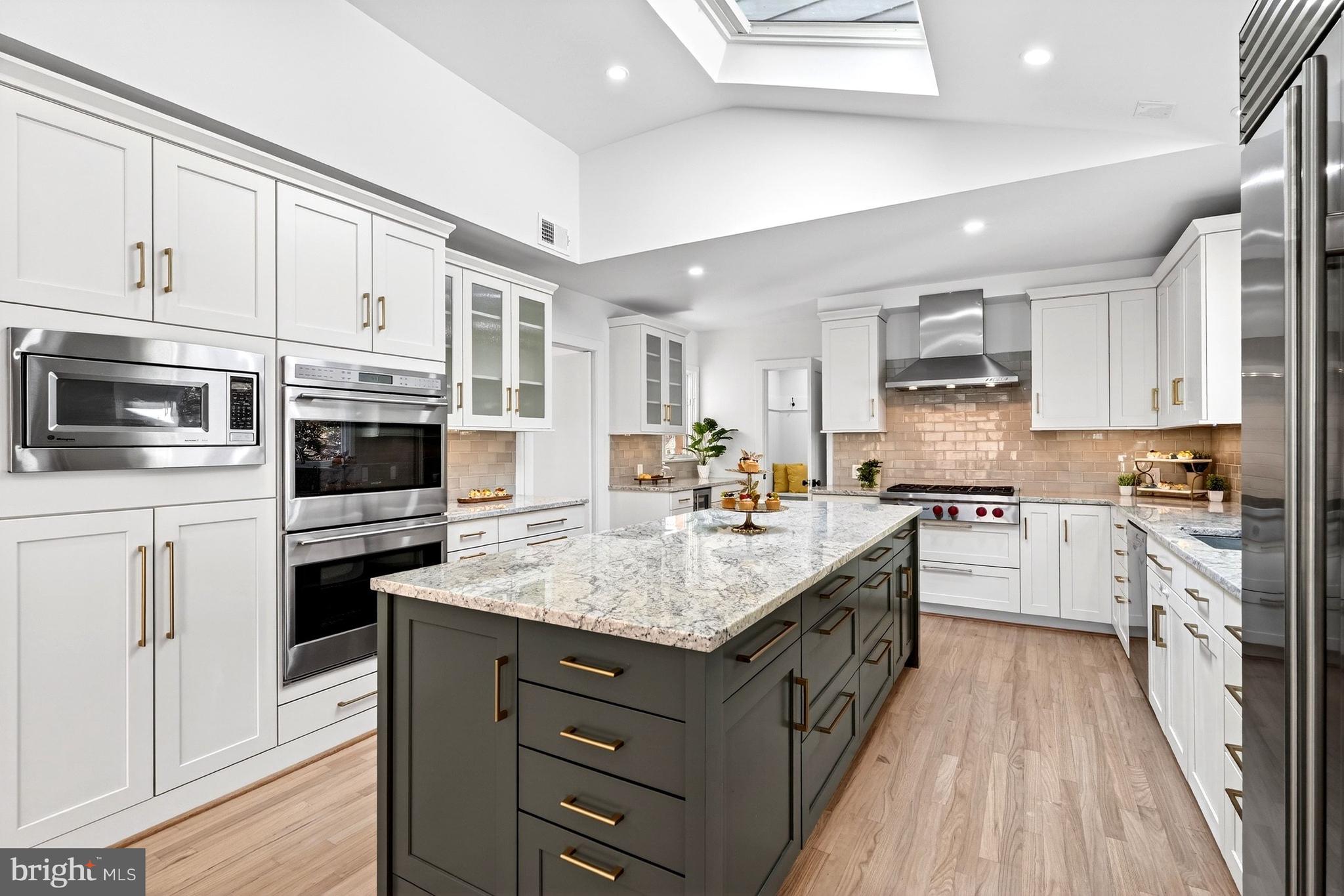 BRADLEY HILLS GROVE - Residential