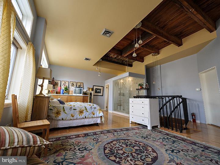 QUEEN VILLAGE - Residential Income