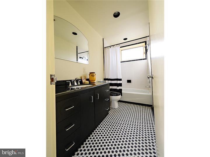 QUEEN VILLAGE - Residential Income