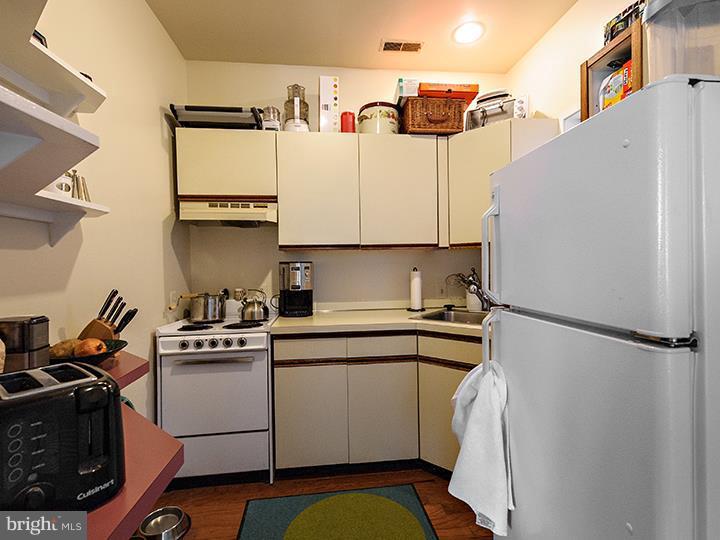 QUEEN VILLAGE - Residential Income