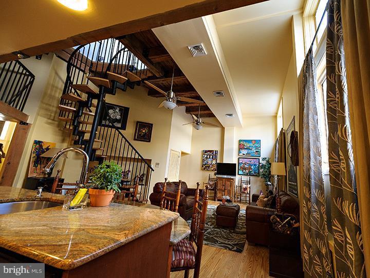 QUEEN VILLAGE - Residential Income