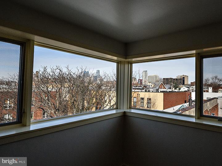 QUEEN VILLAGE - Residential Income