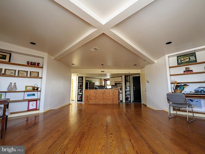 QUEEN VILLAGE - Residential Income