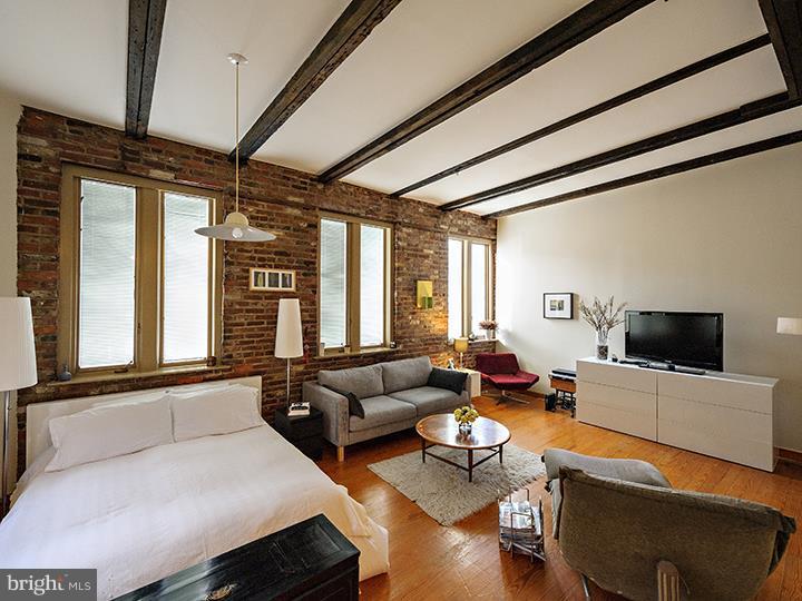 QUEEN VILLAGE - Residential Income