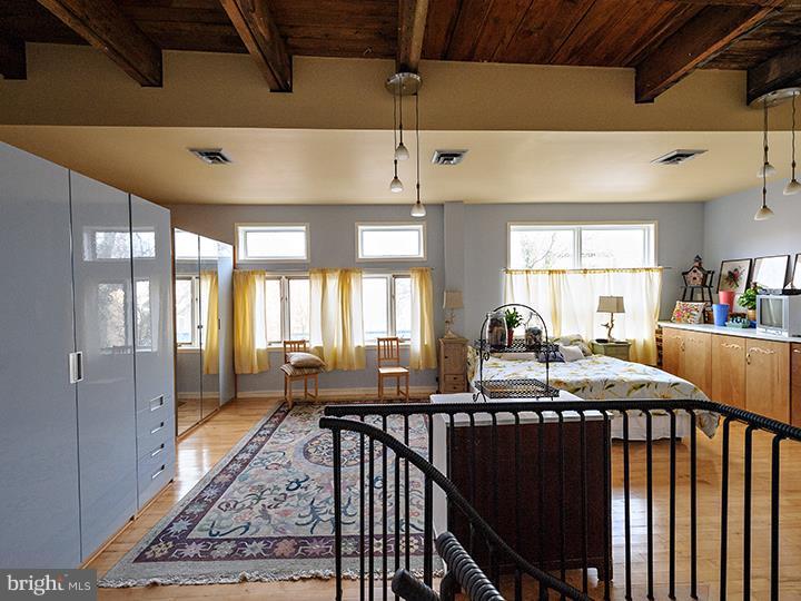 QUEEN VILLAGE - Residential Income