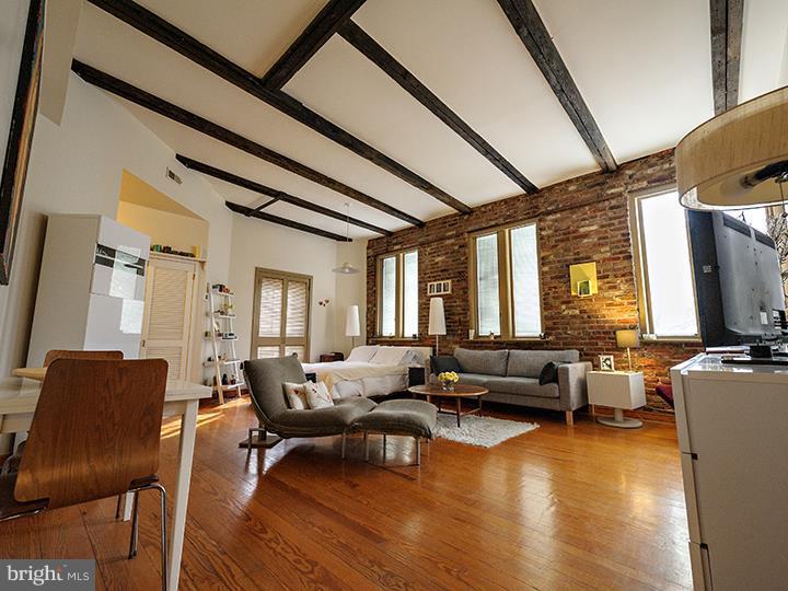 QUEEN VILLAGE - Residential Income