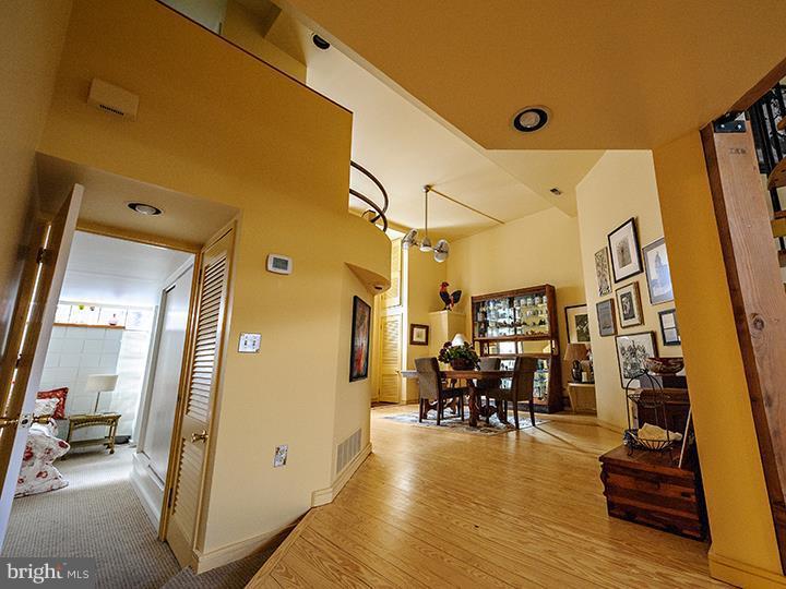 QUEEN VILLAGE - Residential Income