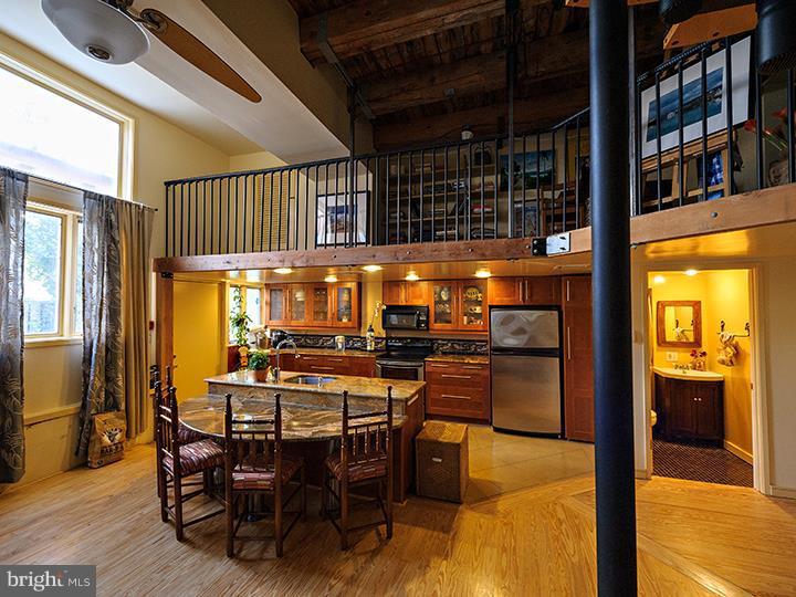 QUEEN VILLAGE - Residential Income