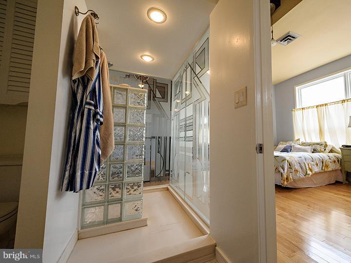 QUEEN VILLAGE - Residential Income