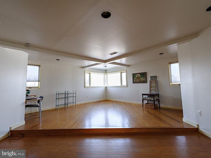 QUEEN VILLAGE - Residential Income