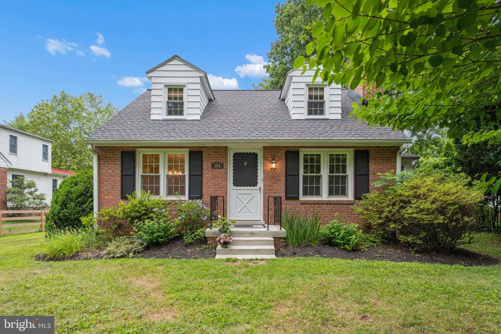 Photo of 124 Chestnut Avenue, WASHINGTON GROVE, MD 20880 (MLS # MDMC2242314)