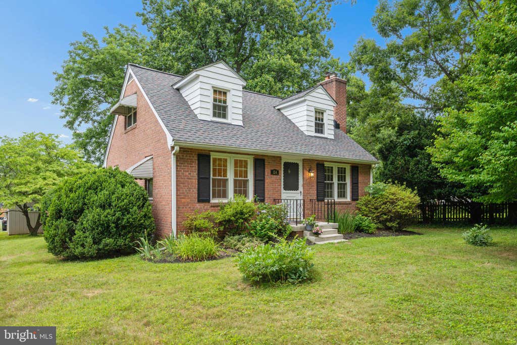 Photo of 124 Chestnut Avenue, WASHINGTON GROVE, MD 20880 (MLS # MDMC2242314)