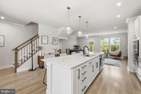Photo of 1015 S Taylor Court, ARLINGTON, VA 22204 (MLS # VAAR2072738)