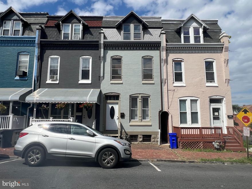 Large 6 bedroom townhome with 1.5 baths private fenced-in back patio and a detached garage, close to shopping centers, college, high school, and middle school.