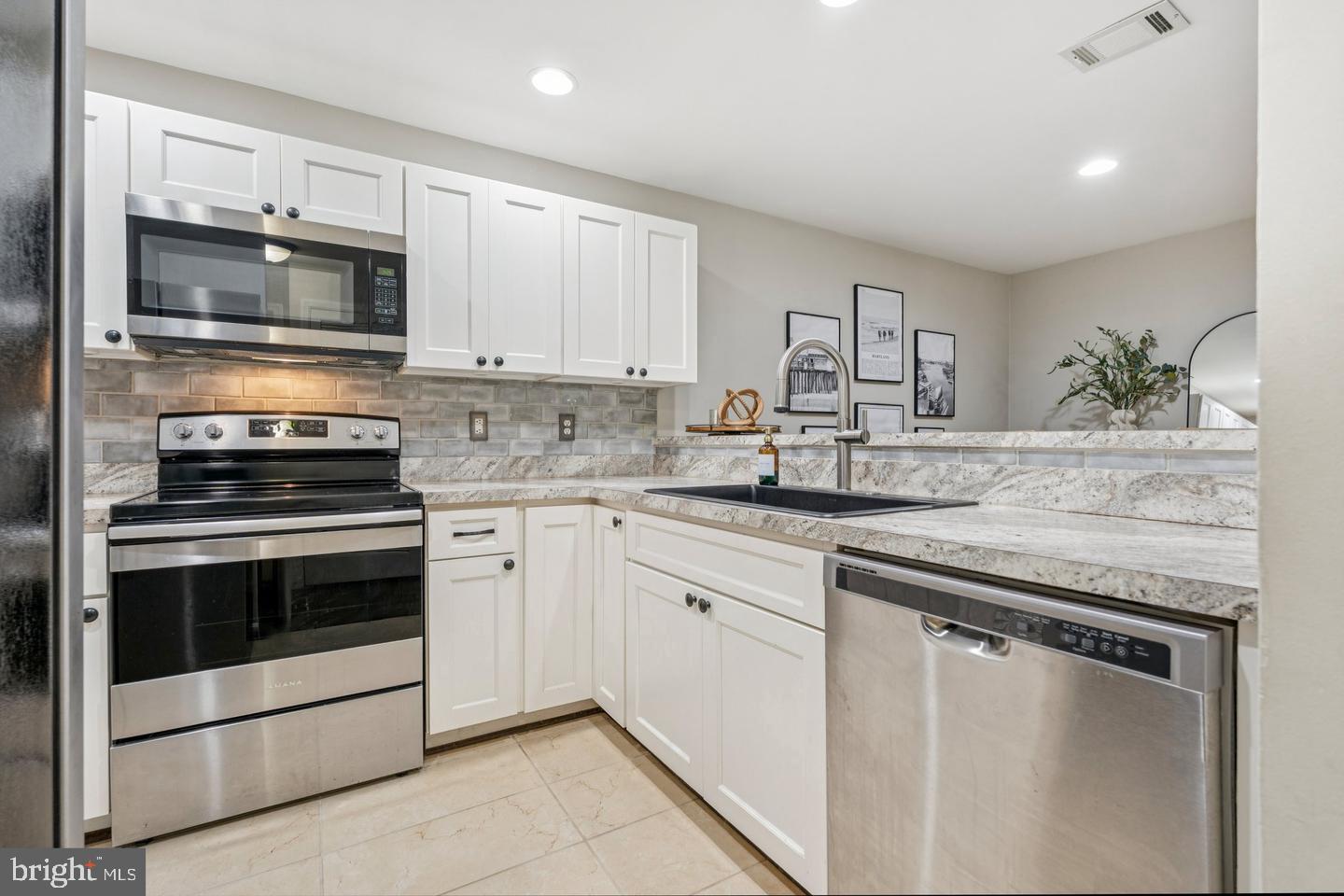 ENGLISH COUNTRY MANOR - Residential