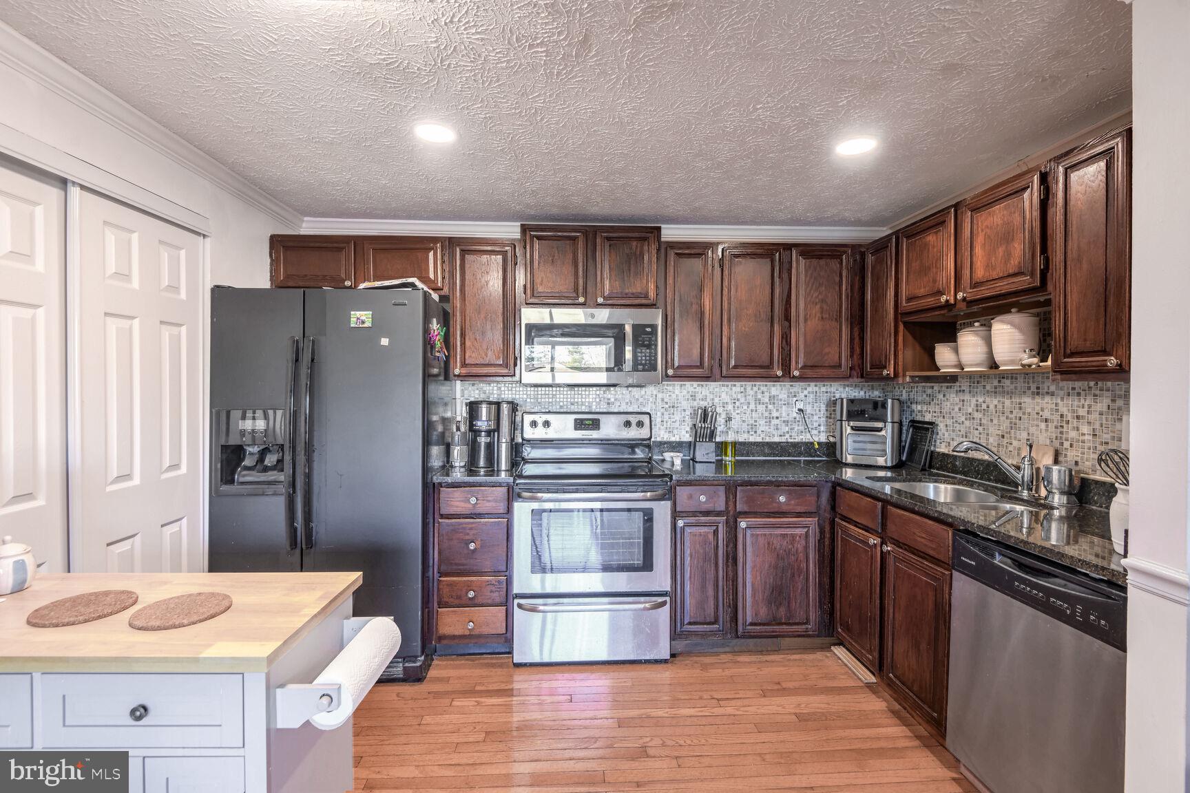 KNOLLS AT NORTH LAKE CONDOMINIUM - Residential