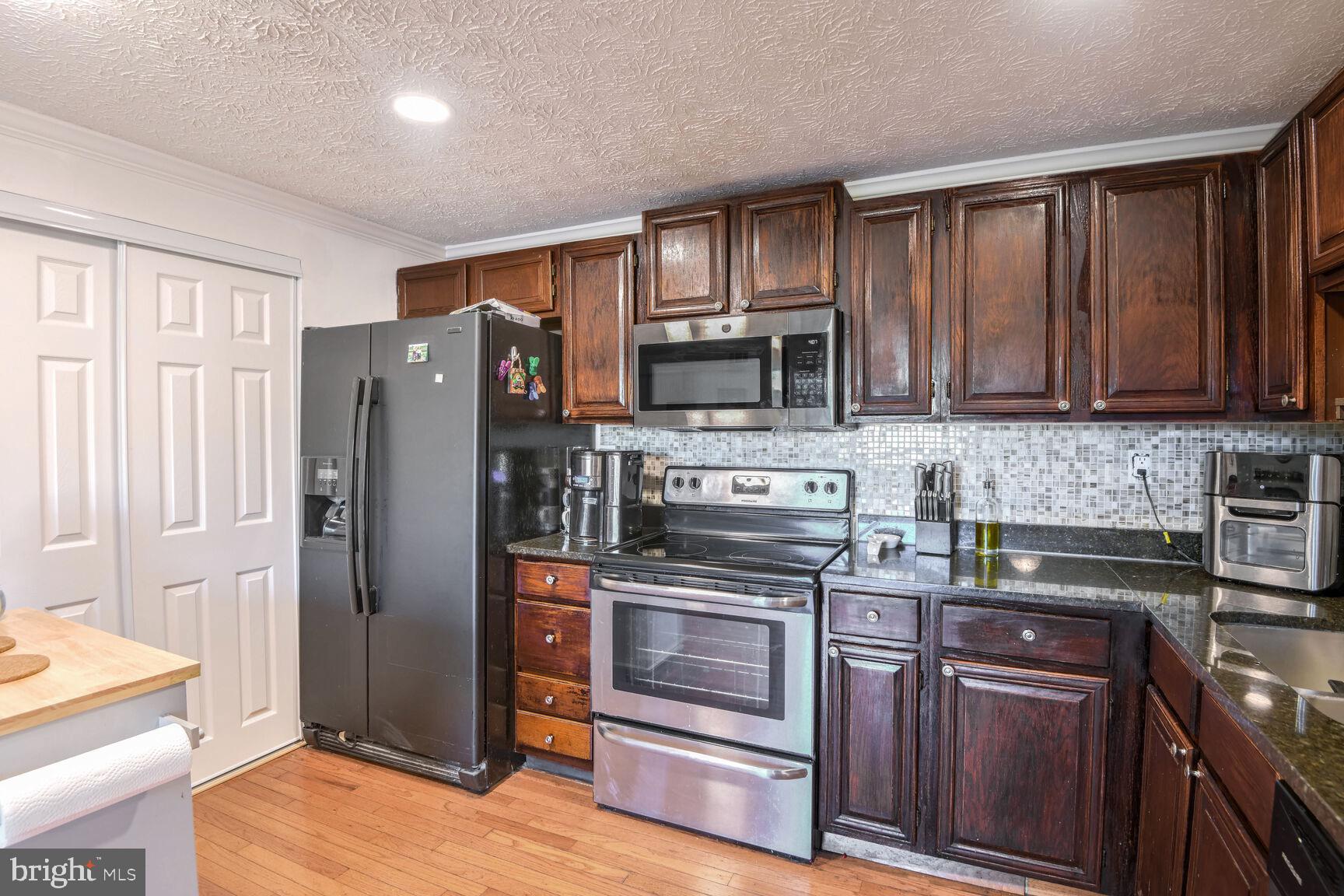 KNOLLS AT NORTH LAKE CONDOMINIUM - Residential