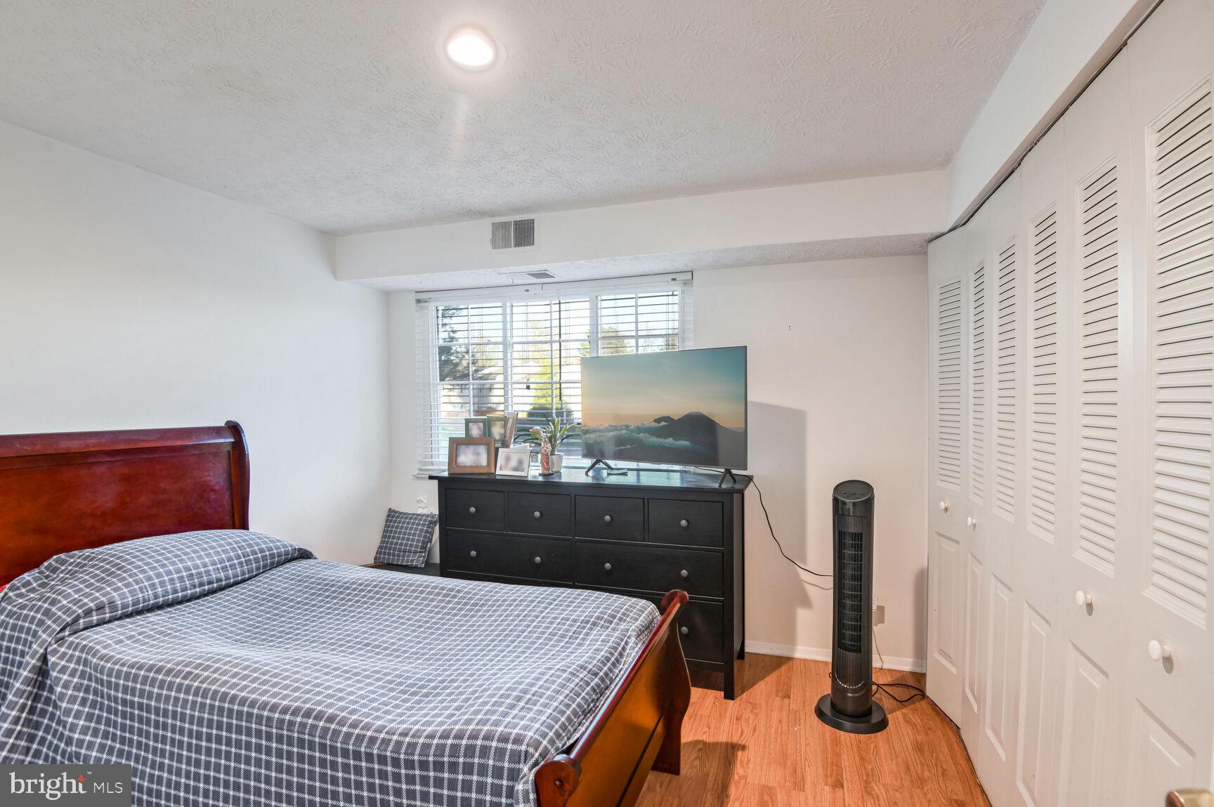 KNOLLS AT NORTH LAKE CONDOMINIUM - Residential