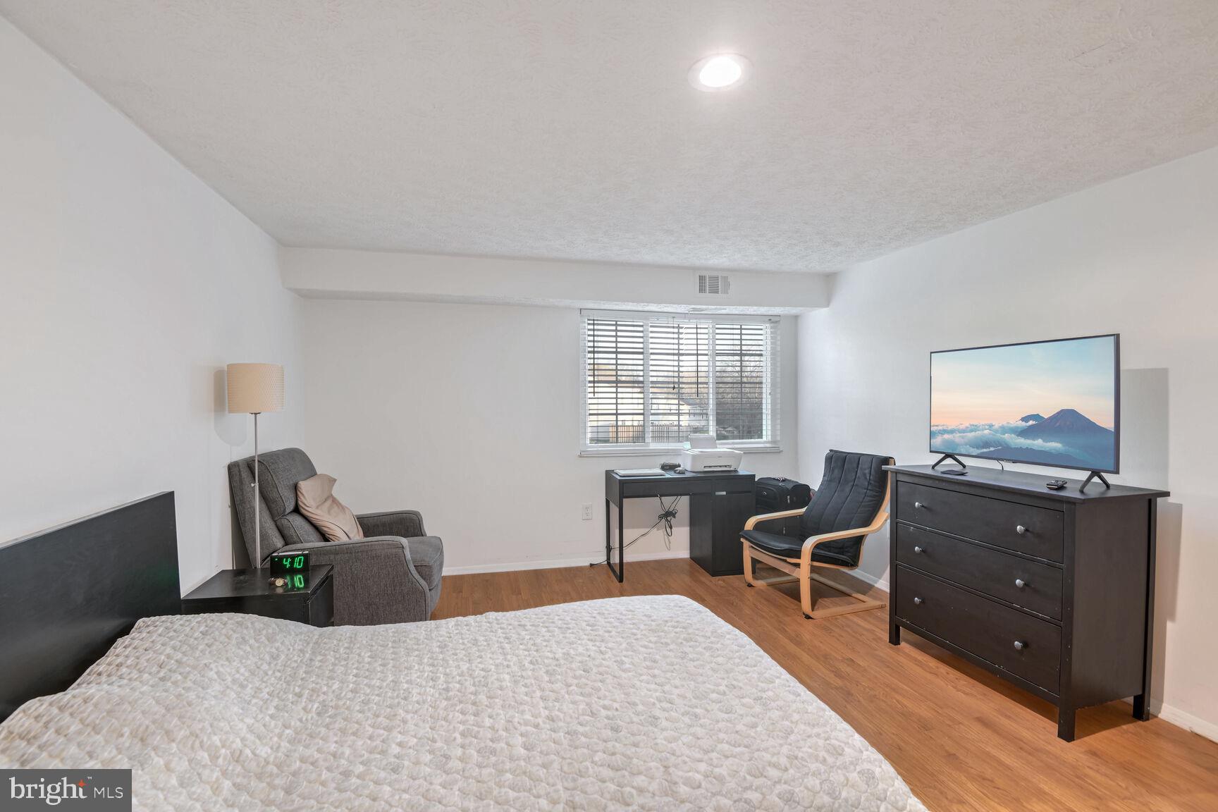 KNOLLS AT NORTH LAKE CONDOMINIUM - Residential