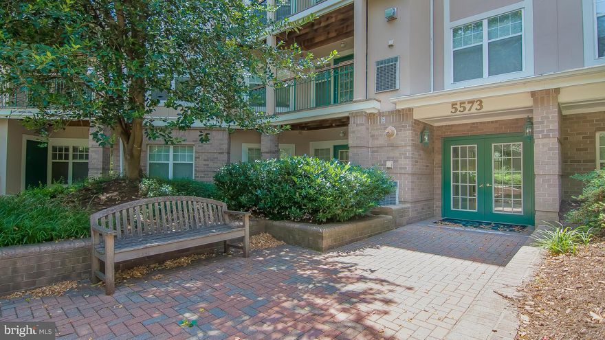 GORGEOUS "CARLYLE" MODEL  AVAILABLE OVERLOOKS PARK AND SWIMMING POOL. JUST RENOVATED!!.BRAND NEW MODERN HARDWOOD FLOORS, NEW CARPET,FRESH PAINT, NEW STAINLESS STEEL APPLIANCES ..WASHER & DRYER IN UNIT...1 BLOCK TO BUS OR FREE SHUTTLE TO PENTAGON CITY METRO..WALKING DISTANCE TO  SHOPS AND RESTAURANTS. 2 ADDITIONAL GUEST PARKING PASSES.