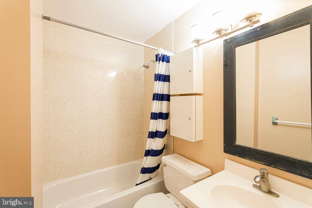 LOGAN SQUARE - Residential Lease