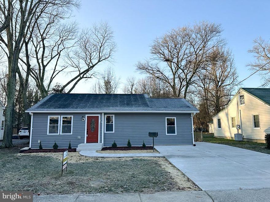 Open House Saturday between 11:00-2:30. Be there to see this home for your self   Beautiful single family home updated throughout with expansive lot!  Agent will be there to answer any questions