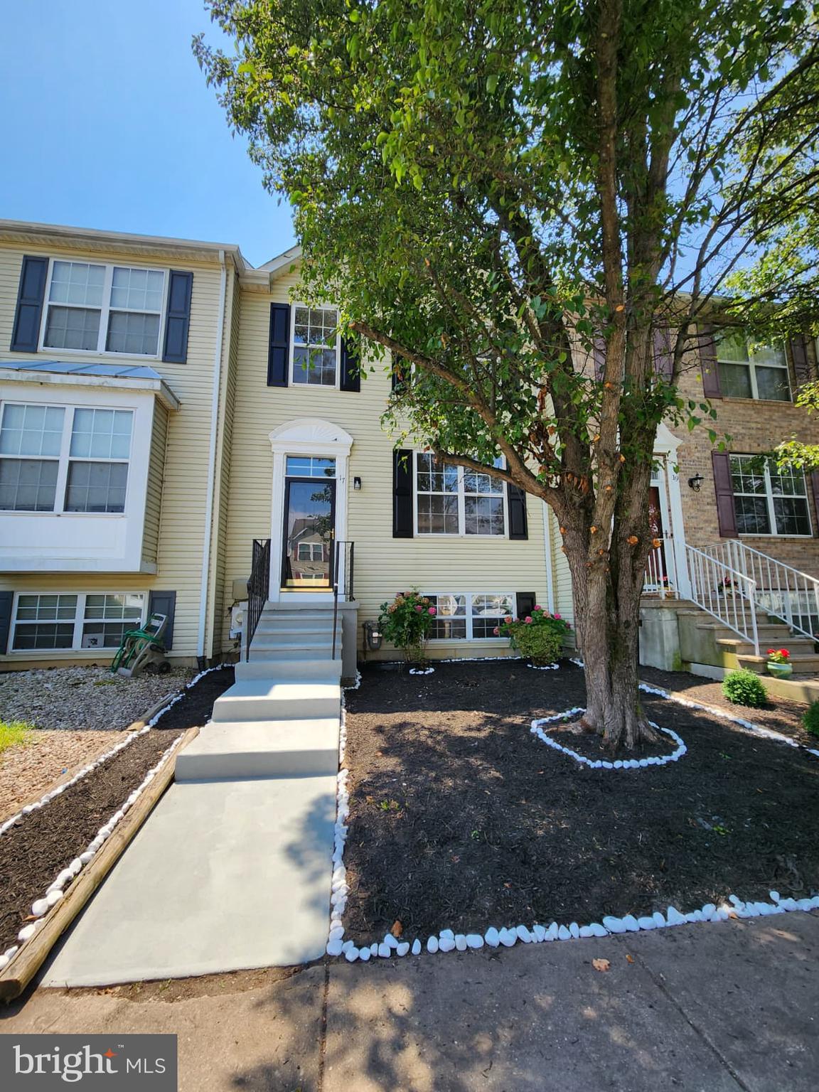 17 VERSAILLES COURT