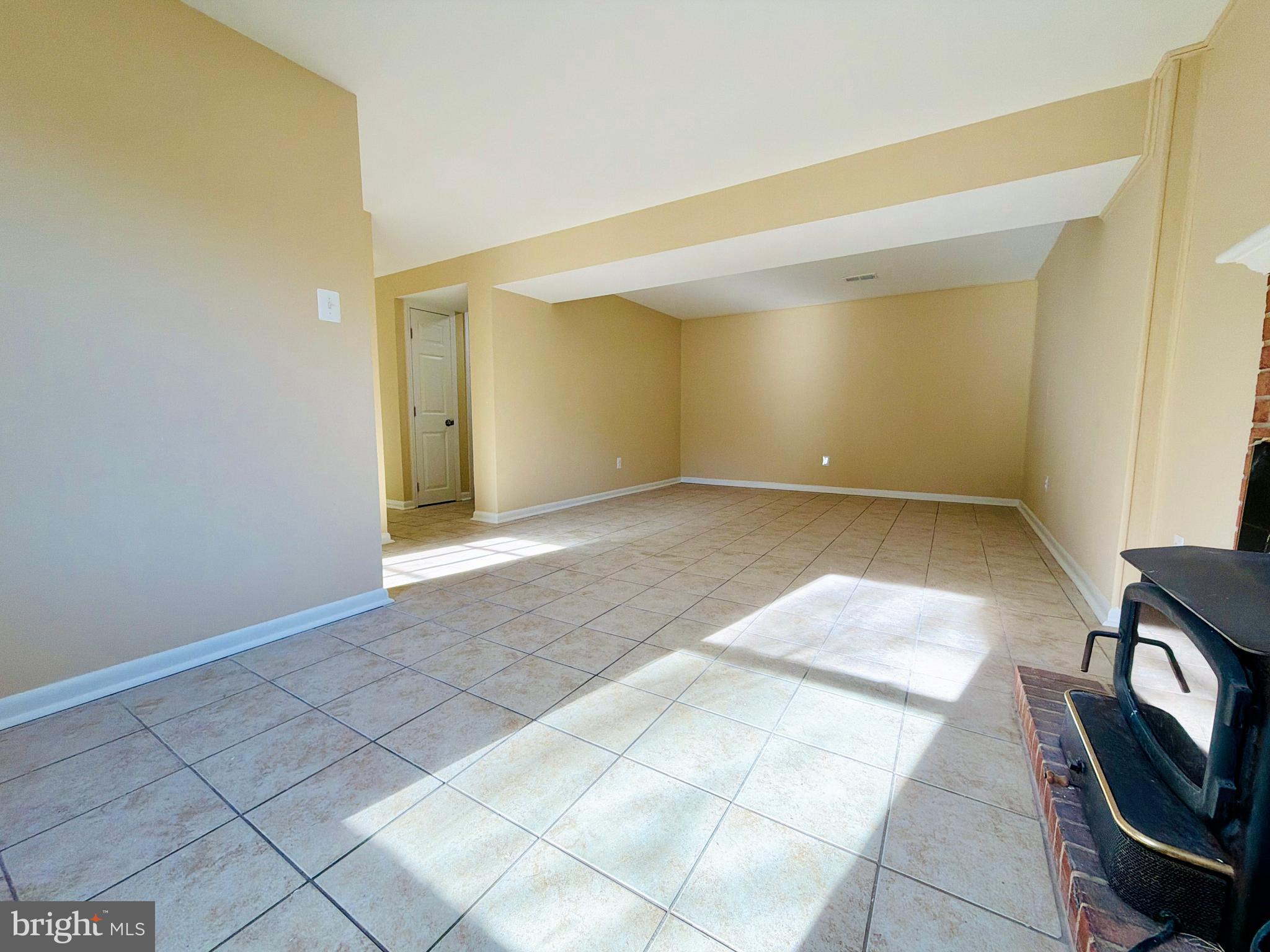 SURREY SQUARE - Residential Lease