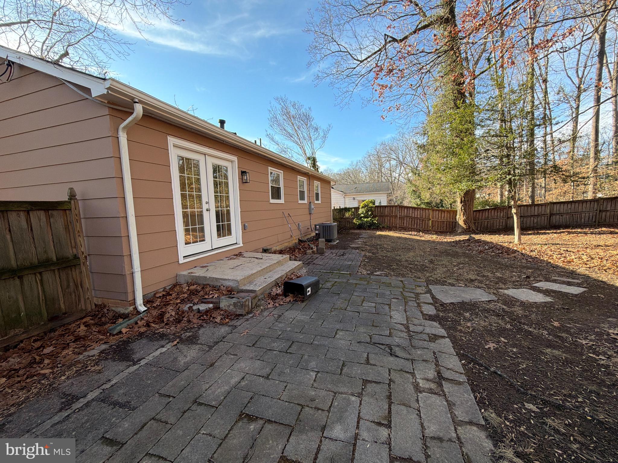 SURREY SQUARE - Residential Lease