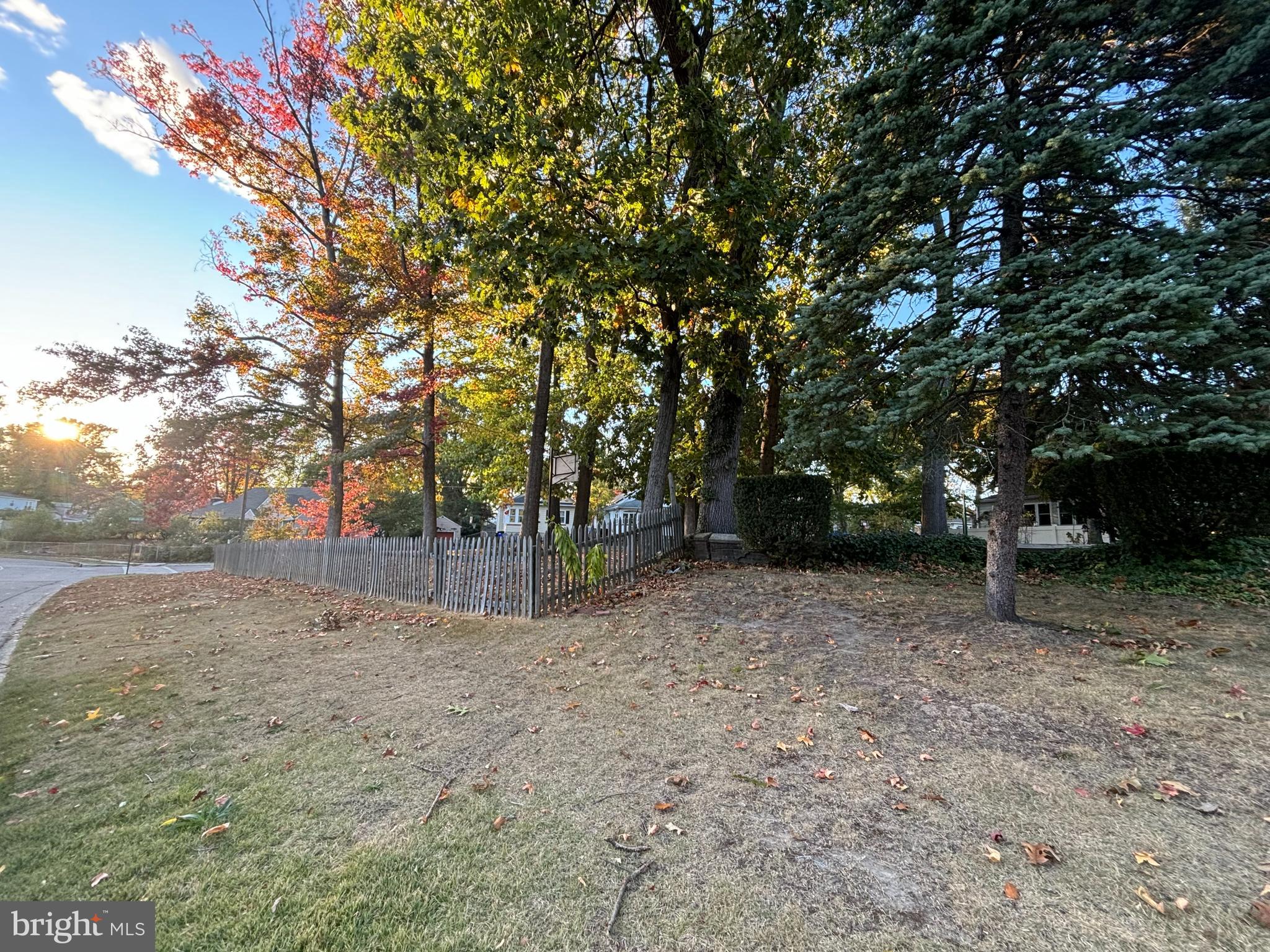 211 W HOLLY AVENUE
